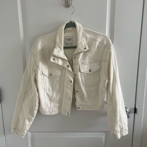 Cream cropped Abercrombie jean jacket with scrunched bottom.